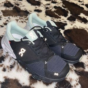 Women’s size 9 on cloud tennis shoes. Worn 5 times.